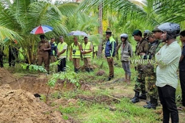 முல்லைத்தீவில் வீட்டு காணி ஒன்றில் புலிகளின் பொருட்களை தேடும் பொலிஸார்! | Police Searching For Tigers Belongings Mullaitivu