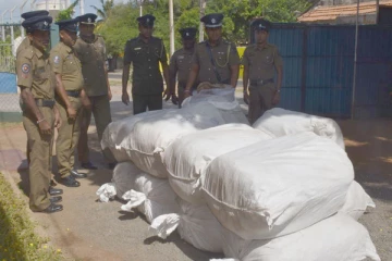 கடற்படையினர் சுற்றிவளைப்பில் சட்டவிரோத பீடி இலை பொதிகள் மீட்பு