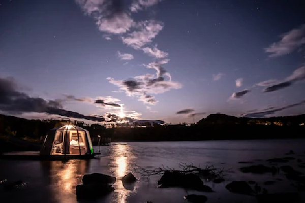 Floating Glacier Hut Floating Glacier Hut
