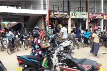 சங்கானையில் சமூக இடைவெளிகளை மறந்த மக்கள்- காலையில் கடமையில் ஈடுபடத் தவறிய பொலிஸார்!