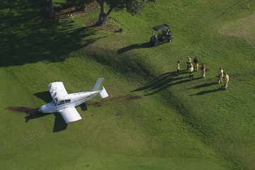 கோல்ஃப் மைதானத்தில் அவசரமாக தரையிறங்கிய விமானம்