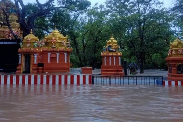 வெள்ள நீரில் மூழ்கிய கதிர்காமம் கோயில்: வெளியான புகைப்படங்கள் | Kataragama Temple Submerged In Flood Waters