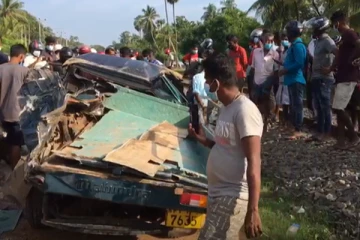 யாழில் பட்டா வாகனத்தை மோதித்தள்ளிய  புகையிரதம்; நேர்ந்த துயரம்