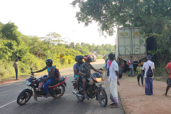யாழில் இருந்து திருகோணமலை நோக்கி பயணித்த லொறி மற்றொரு லொறியுடன் மோதி விபத்து | Lorry Traveling From Trincomalee In Accident