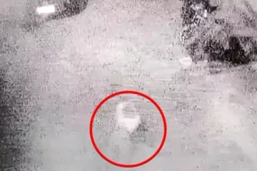 பாலியல் துன்புறுத்தல் : 17 வயது சிறுமியை மாடியிலிருந்து தூக்கி வீசிய இளைஞர்கள்