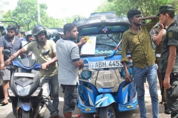 பெட்ரோல் வராமல் டீசல் வந்ததால் வாழைச்சேனையில் குழப்பம் (Photos)