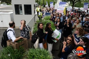 මාස අටක වැටුප් එක්ක අද අමෙරිකාවේ රාජ්‍ය සේවකයෝ ලක්ෂයක් ඉල්ලා අස්වෙලා