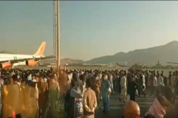 "விடை கொடு எங்கள் நாடே" ஆப்கானிஸ்தானில் விமான நிலையம் நோக்கி  ஓடும் மக்கள்