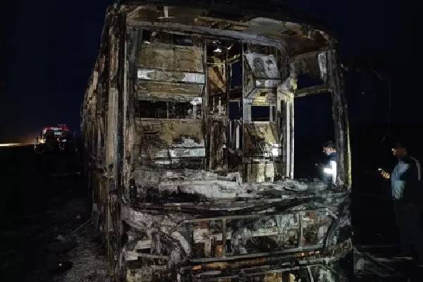 இந்தியாவில் அதிகாலையில் கோர விபத்து - 25 பேர் உடல் கருகி பலி | 25 Dead Bus Catches Fire After Collision In India