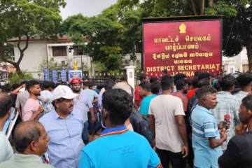 இந்திய இழுவைப் படகுகளின் அத்துமீறலை எதிர்த்து யாழில் ஆர்ப்பாட்டப் பேரணி