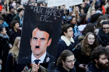 பிரெஞ்சு ஜனாதிபதியை ஹிட்லராக சித்தரித்து அவமதித்த நபர்! குற்றவாளி என அபராதம் விதிப்பு..