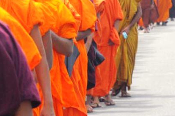 பிக்குகள் என சந்தேகிக்கப்படும் 6 இளைஞர்கள் கைது | 6 Youth Suspected To Be Monks Arrested