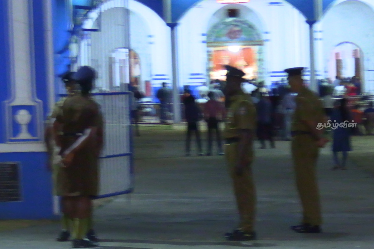 மட்டக்களப்பில் பலத்த பாதுகாப்புடன் ஈஸ்டர் ஆராதனை வழிபாடுகள்! குவிக்கப்பட்ட பொலிஸார் - விமானப்படையினர் | Easter Sunday 2026 மட்டக்களப்பில் பலத்த பாதுகாப்புடன் ஈஸ்டர் ஆராதனை வழிபாடுகள்! குவிக்கப்பட்ட பொலிஸார் - விமானப்படையினர் | Easter Sunday 2026