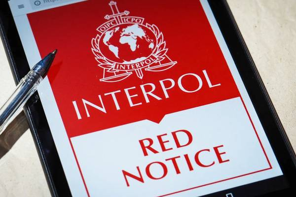 வெளிநாடுகளில் பதுங்கியுள்ள பாதாளக் குழுவினருக்கு வலை! 82 பேருக்கு சிவப்பு பிடியாணை | Red Alert 82 Under World Gang Members வெளிநாடுகளில் பதுங்கியுள்ள பாதாளக் குழுவினருக்கு வலை! 82 பேருக்கு சிவப்பு பிடியாணை | Red Alert 82 Under World Gang Members