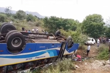 மணப்பாறை அருகே கோர விபத்து...தலைக்குப்புற கவிழ்ந்த பேருந்து அப்பளம் போல் நொறுங்கிய கார் - 5 பேர் உயிரிழப்பு