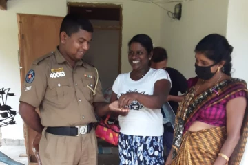 காணாமல்போன தங்க ஆபரணத்தை உரியவரிடம் வழங்கிய பொலிஸ் உத்தியோகத்தர்