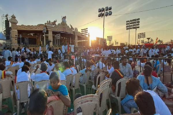50 கி.மீ தூரத்திற்கு முன்பே டிராபிக் ஜாம்; மிரட்டும் விஜய் - அதிரும் மதுரை! | Lakhs Of People Arrive Attend Vijay Conf Madurai