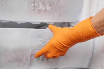 நண்பரின் சடலத்தை ஃப்ரீசரில் பாதுகாத்து அவரது வங்கிக் கணக்கை பயன்படுத்திய நபர்