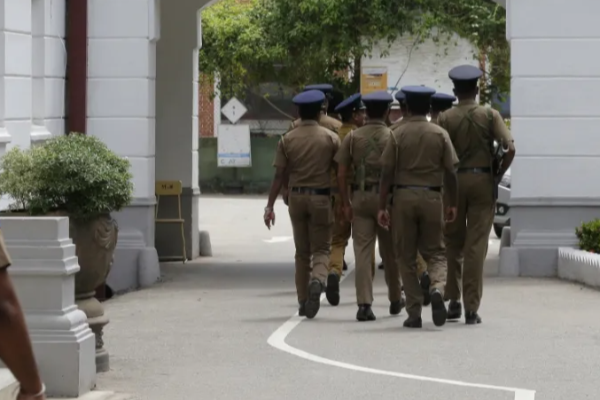 இலங்கைக்கு காதலனுடன் சுற்றுலா வந்த ஐரோப்பிய நாட்டு பெண்ணுக்கு நேர்ந்த கதி | Spain Girl Complain Against Sri Lankan Youngsters