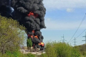 ஏவுகணை தாக்கியதில் கொழுந்துவிட்டு எரியும் உக்ரைன் எண்ணெய் கிடங்கு! வெளியான பரபரப்பு வீடியோக்கள்