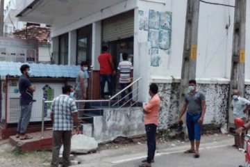 சதொசவில் கொரோனாவை மறந்து சீனிக்காக படையெடுத்த ஏராளமான மக்கள்!