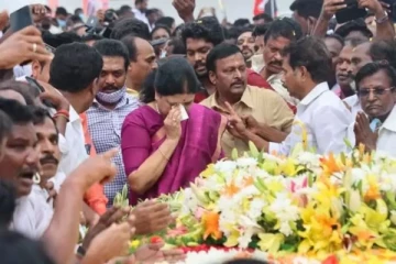 ஜெயலலிதா நினைவிடத்தில் அக்கா..அக்கா..என கதறி அழுத சசிகலா