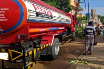 முச்சக்கர வண்டியுடன் மோதிய எரிபொருள் பவுசர் ; தாயுடன் சென்ற சிறுவனுக்கு நேர்ந்த துயரம்