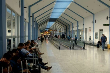 கிரீன் சேனல் வழியாக வெளியேற முயன்ற பெண் ; சிக்கிய பொருட்கள்