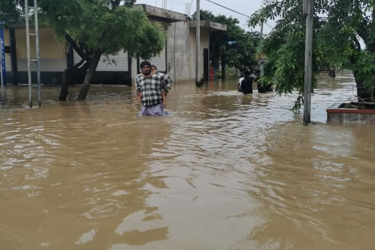 மோசமடையும் காலநிலை ; நீரில் மூழ்கிய புத்தளம் நகரம் ; 3000க்கும் மேற்பட்டோர் பாதிப்பு | Puttalam City Submerged In Floodwaters