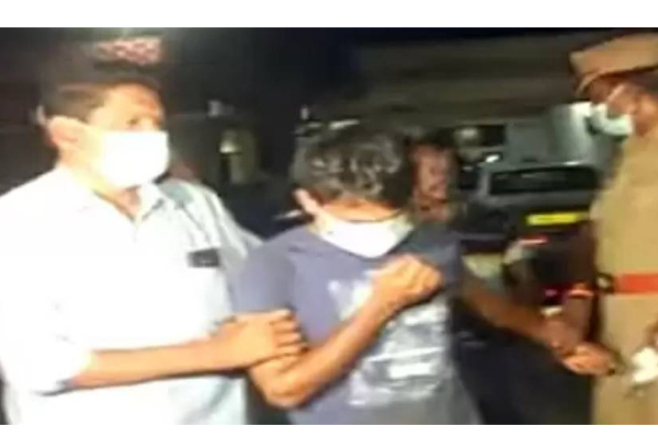 இளம்பெண் குளிப்பதை மறைந்திருந்து வீடியோ எடுத்து மிரட்டிய நபர் - தமிழகத்தில் அதிர்ச்சி சம்பவம் - தமிழ்நாடு