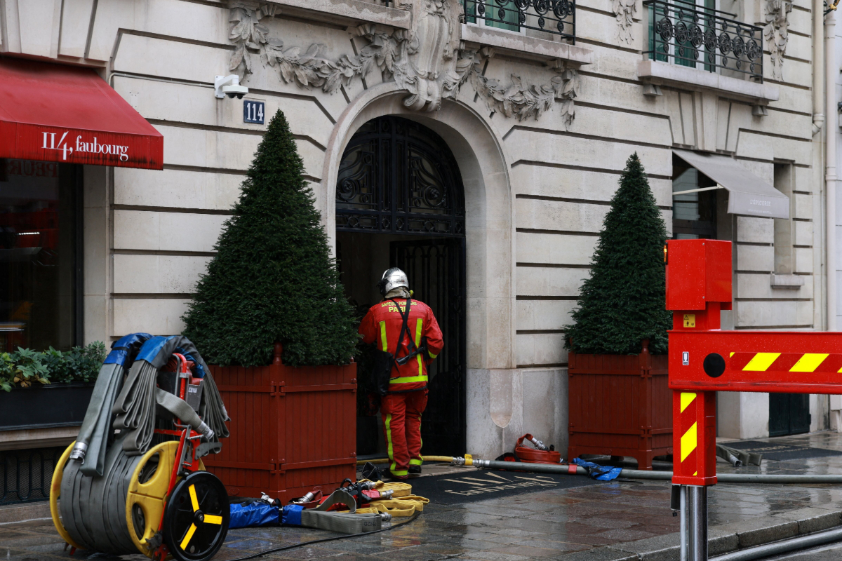 பிரான்ஸ் - பரிஸில் ஆடம்பர ஹோட்டலில் திடீர் தீ விபத்து; அவசமாக வெளியேற்றப்பட்ட 400 பேர்! | France Sudden Fire At Luxury Hotel In Paris