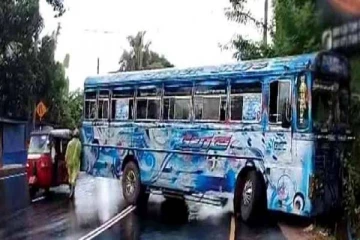 வீதியை விட்டு வழுக்கிச் சென்ற பேருந்து