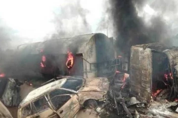 பெற்றோல் டேங்கர் லொறி வெடித்து விபத்து... பரிதாபமாக உயிரிழந்த 12 பேர்!