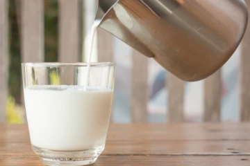 பாலால் களேபரமான நாடாளுமன்றம்!