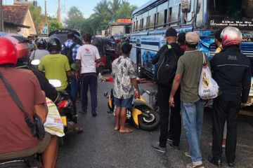 பக்தர்களுடன் விபத்தில் சிக்கிய தனியார் பேருந்து! 12 பேர் காயமடைந்து வைத்தியசாலையில் அனுமதி