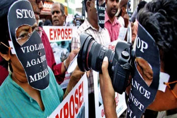 போராட்டக்காரர்களால் அடித்து கொலை செய்யப்பட்ட அரசியல்வாதி : ஊடகங்களின் வகிபாகம் தொடர்பில் அமைச்சர் பகிரங்க கேள்வி