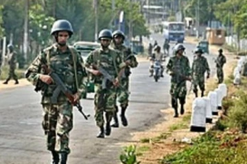 யாழில்  இராணுவத்தினரை படம் பிடித்த இளைஞர்களுக்கு நேர்ந்த கதி!