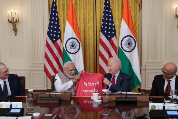 மோடிக்கு அமெரிக்க அதிபர் வழங்கிய அன்பு பரிசு! | The Love Gift Given By The Us President To Modi