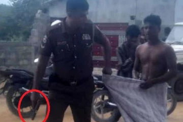 யாழ்ப்பாணத்தில் துப்பாக்கி முனையில் பொலிஸார் அராஜகம்; இளைஞனை இழுத்துச்சென்ற பொலிஸார்