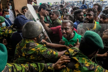 அரசாங்கத்துக்கு எதிரான போராட்டக்காரர்களை கைது செய்ய பொலிஸார் நடவடிக்கை