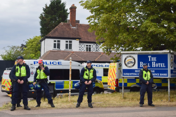 ஹொட்டல்களிலிருந்து மாயமாகும் புலம்பெயர்ந்தோர்... ஒப்பந்ததாரர் கூறும் அதிர்ச்சி தகவல் | People Are Disappear Daily From Uk Asylum Hotels ஹொட்டல்களிலிருந்து மாயமாகும் புலம்பெயர்ந்தோர்... ஒப்பந்ததாரர் கூறும் அதிர்ச்சி தகவல் | People Are Disappear Daily From Uk Asylum Hotels