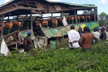 தேயிலை தோட்டத்துக்குள் பாய்ந்த பேருந்து! 20 பேர் உயிரிழப்பு