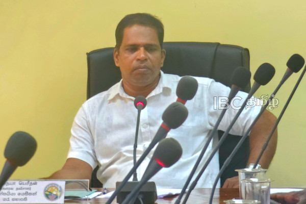 முற்றிய வாக்குவாதம்: உறுப்பினர்கள் மீது பாய்ந்த மானிப்பாய் பிரதேச சபை தவிசாளர் | Manipay Council Chairman Clashes With Members