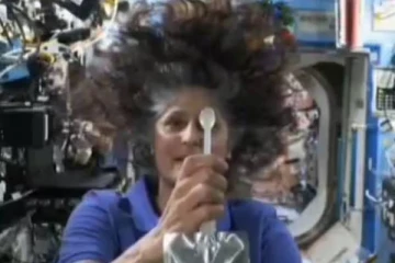 மிதக்கும் தண்ணீரை குடிக்கும் சுனிதா வில்லியம்ஸ்: புவியீர்ப்பு இல்லாததை விளக்கும் வீடியோ