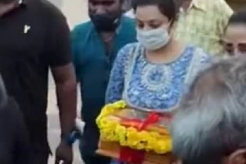 ஆண்கள் யாரும் இல்லை...கையில் கணவரின் அஸ்தி வைத்து கொண்டு நிலைகுலைந்து போன மீனா!