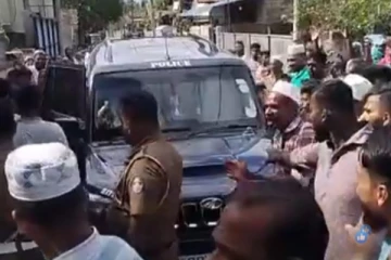 தமிழர் பகுதியில் வசமாக சிக்கிய மோசமான ஜோடி; பொலிசார் வரும்வரை வீட்டுக்குள் வைத்துபூட்டிய மக்கள்!