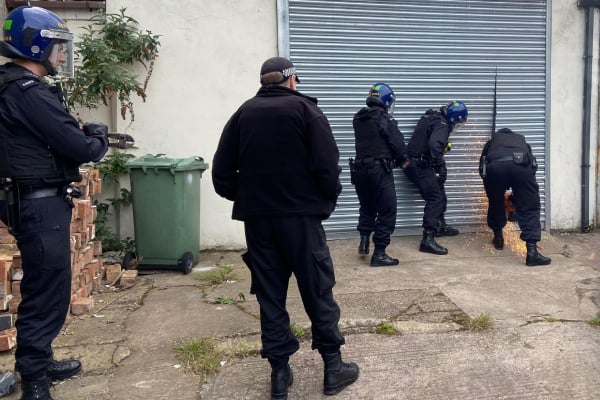 லண்டனில் ஈழத்தமிழருக்கு சொந்தமான கடையில் சிக்கிய பெண் - 40000 பவுண்ட் அபராதம் | Raid In Sri Lankans Shop In London Women Arrested