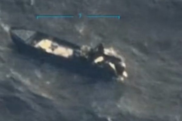 வெனிசுலா துறைமுகம் மீது அமெரிக்கா தாக்குதல் ; 2 போ் உயிரிழப்பு | Us Attacks Venezuelan Port 2 Killed