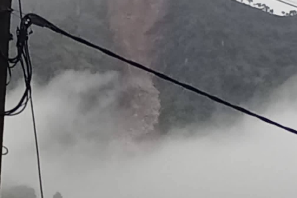 இலங்கையில் மீண்டும் மண்சரிவு - இரவு வேளையில் தப்பியோடிய மக்கள் | Again Landslide In Sri Lanka Today People Escaped இலங்கையில் மீண்டும் மண்சரிவு - இரவு வேளையில் தப்பியோடிய மக்கள் | Again Landslide In Sri Lanka Today People Escaped