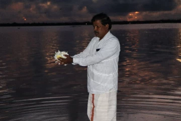 இராணுவக் கெடுபிடிக்கு மத்தியில் நந்திக்கடலில் மலர்தூவி மாவீரர்களுக்கு அஞ்சலி (VIDEO)